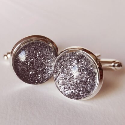 Boutons de manchette gris foncé